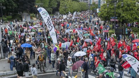 Decenas de personas durante una manifestacin organizada por los sindicatos de enseanza, a 1 de junio de 2025, en Oviedo, Asturias