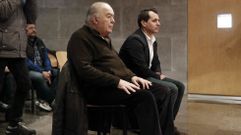 El alcalde de Aller, David Moreno (d), y su antecesor en el cargo, Gabriel P�rez Villalta (2d), en el Juzgado de lo Penal n�mero 2 de Oviedo que acoge la vista oral por un presunto delito continuado de prevaricaci�n por la concesi�n de subvenciones a una entidad deportiva