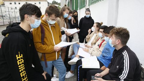Estudiantes en la selectividad de Viveiro, este mi�rcoles, respetando el tope de diez personas por grupo