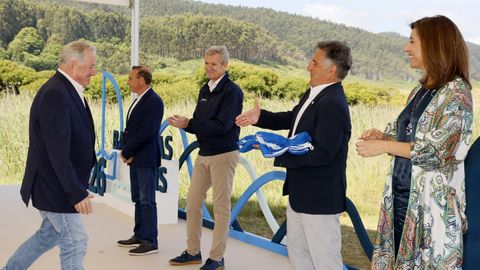 El presidente de la Adeac, Jos� Palacios, saludando afectuosamente al alcalde de O Vicedo, Jos� Novo. La bandera azul ondear� en Xilloi y en Abrela