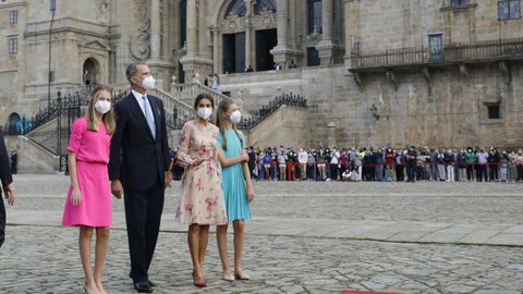 Unas doscientas personas, al fondo de la imagen, pudieron entrar en el Obradoiro para ver a los reyes