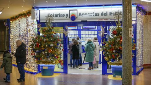 Algunos ourensanos esperaron al domingo por la tarde para comprar un d�cimo de la Loter�a de Navidad