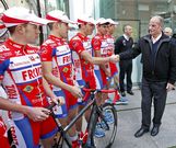 El equipo posa ante el Sexto Edificio en su presentacin. 