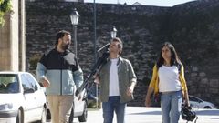 Guido Gua acompaa a Luis Calero por la Muralla de Lugo