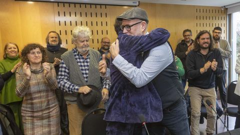 Abrazo entre Ana Pontn y Martio Noriega, tras la firma del documento de colaboracin