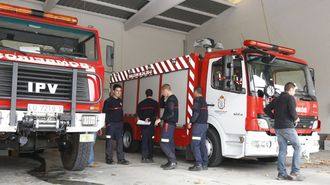 Veh�culos estacionados en el parque de bomberos de Monforte, en una imagen de octubre del 2012