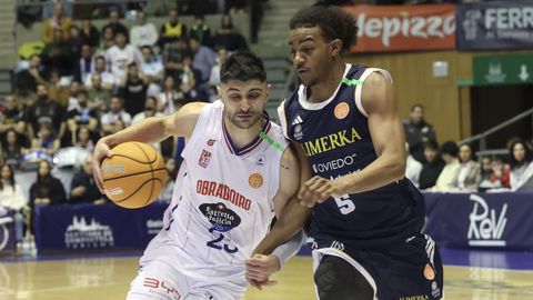 Sergi Quintela, defendido por Parham II en el partido ante el Oviedo