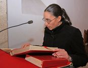 Flora Tri�anes reparti� estampas entre los asistentes, mientras que Emily Romero puso voz a una de las lecturas.