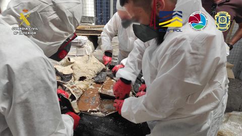 Los agentes de varios cuerpos policiales descubrieron droga oculta en pieles de vaca en la operaci�n que desmantel� a la red criminal en O Saln�s