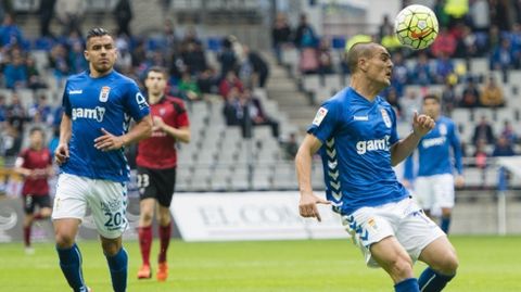 Historia del Real Oviedo-Mirand�s.Pe�a golpea un bal�n de cabeza durante el �ltimo Oviedo-Mirand�s