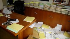 El autor de los disparos rompi� y desarden� varios objetos del despacho