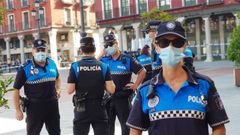 Imagen de agentes de la Polic�a municipal en la plaza mayor de Valladolid
