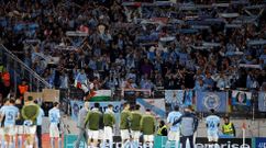 Los jugadores del Celta, saludando a la afici�n desplazada en Friburgo tras el partido de ida.