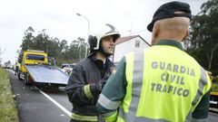 En una imagen de archivo, la Guardia Civil de Tr�fico en un accidente que tuvo lugar en la AC-544, la misma carretera en la que volc� el conductor ebrio al que localizaron en su casa para hacerle la prueba de alcoholemia