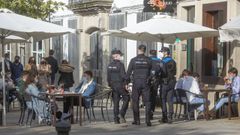Agentes de la Polic�a Local de Santiago en uno de los controles diarios que realizan en las terrazas de los bares