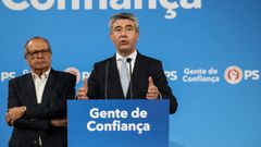 Jos� Luis Carneiro, secretario general del Partido Socialista de Portugal, declara durante la noche electoral en Lisboa el pasado 13 de octubre.