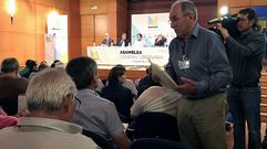 Alberto Rubio consulta documentaci�n antes de iniciar la asamblea del Montep�o de la Miner�a, con Juan Jos� Gonz�lez Pulgar y el resto de la direcci�n al fondo.Alberto Rubio consulta documentaci�n antes de iniciar la asamblea del Montep�o de la Miner�a, con Juan Jos� Gonz�lez Pulgar y el resto de la direcci�n al fondo