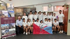 Los j�venes competidores con sus entrenadores en una visita a Cupa donde fueron recibido por Eliseo L�pez