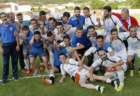 T�cnicos, directivos y jugadores celebrando la victoria ante el Portonovo hace tres semanas. 