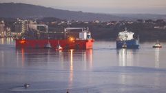Operaci�n de puesta a flote de la plataforma Tango FLNG en la r�a de Ferrol