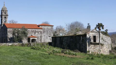 La antigua rectoral de Carracedo, en Caldas, est pegada a la iglesia parroquial