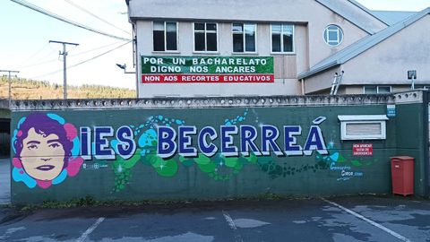 Pancarta colocada permanentemente en el instituto de Becerreá como protesta a los recortes en educación