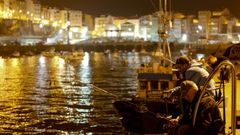 Imagen de archivo de pesca de calamar en el puerto de Malpica
