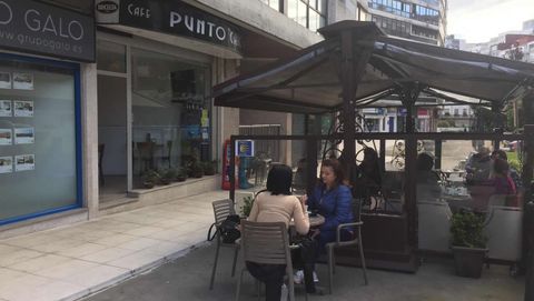 Terrazas de una cafetera en la calle Pizarro, en Vigo