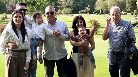 Juan Antonio Prez, en el centro,con toda su familia en el exterior del restaurante