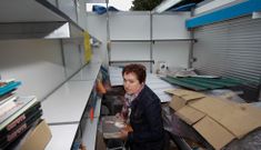 El viento levant� la cubierta de dos de las casetas de la Feria del Libro en los jardines. 