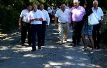 Membros do grupo provincial popular na estrada de Palas a Antas.
