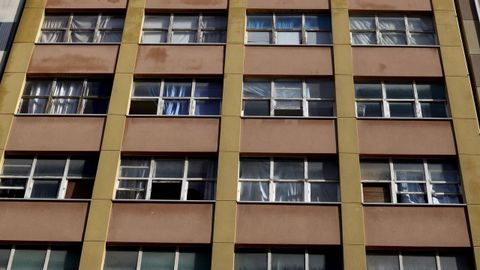 El edificio tiene varios cristales rotos