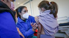 Imagen de archivo de vacunaci�n infantil contra la gripe en el Hospital de Barbanza