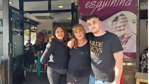 Victoria Garca, Berta Paz y Samuel Zamarra, empleados y propietaria de A Esquinia (plaza de la Milagrosa, 3, A Corua).