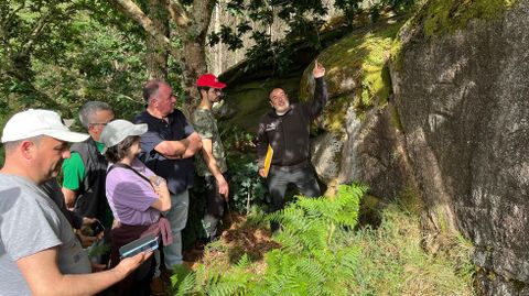 Visita del alcalde y de miembros de A Rula y Mareas Vivas a la estaci�n laxense