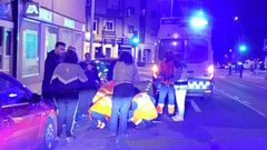 Los sanitarios, atendiendo a la motorista herida en O Burgo