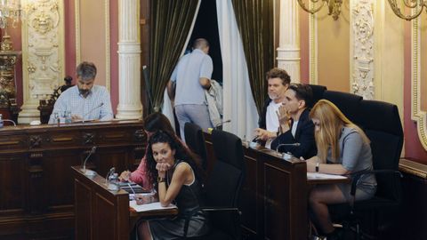 El alcalde de Ourense, marchándose del pleno cuando quedaban dos horas para concluir.