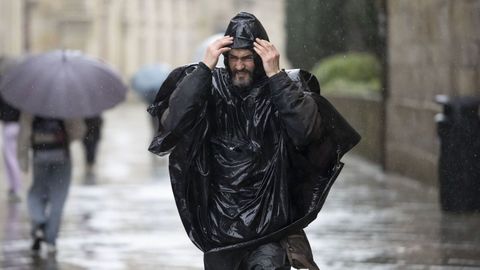 Tarde de choiva no Obradoiro, en Compostela, nestes d�as pasados.