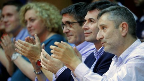 Gonzalo Caballero, en el centro, junto al expresidente del Congreso y exlendakari Patxi L�pez, este domingo en O Savi�ao