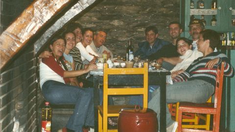 Uno de los rincones del local, con el due�o al fondo.