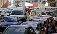 En O Temple es habitual ver coches aparcados en doble fila ante la ausencia de aparcamiento.