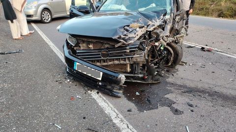 Los dos coches implicados en el accidente sufrieron grandes destrozos en su parte frontal