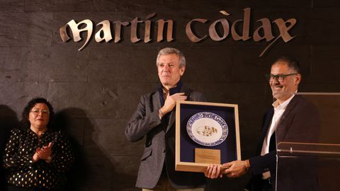 Alfonso Rueda recibe la distinci�n de manos del presidente de la cooperativa, Xo�n Allegue