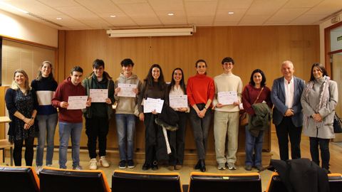 Jorge Velasco, de blanco, el alumno ourensano ganador de la Olimpiada de Biolox�a.