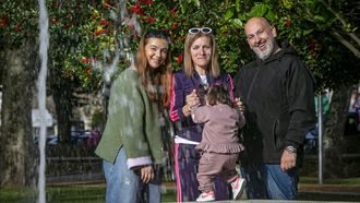 Ana Le�n y Felipe Freire con su hija Paula (a la izquierda) y la peque�a que tienen en acogida, en la Alameda de Noia