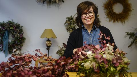 Sonia, con algunas de las composiciones de flores que hace en su taller, en Ribadavia