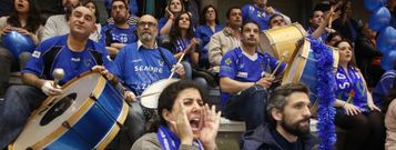 Los aficionados azules abarrotaron las gradas y respaldaron al equipo de inicio a fin. 