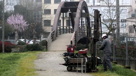 Sondeos del terreno para los pilares del nuevo puente del lado de Santa Clara