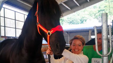Teresa Mallada sujeta un caballo, en Cangas de On�s