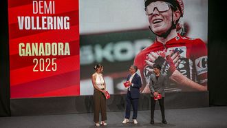 Alonso, Carrera y Pereiro, en Ribeira, durante la presentaci�n de la Vuelta a Espa�a Femenina.